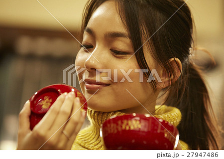 漆塗りを体験する女性 27947486