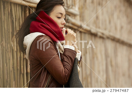 間垣の集落を見学する女性 ポートレート 間垣の集落を見学する女性 ポートレート 27947487