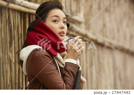 間垣の集落を見学する女性 ポートレート 間垣の集落を見学する女性 ポートレート 27947492