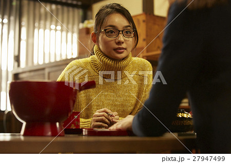 漆塗りを体験する女性 漆塗りを体験する女性 27947499