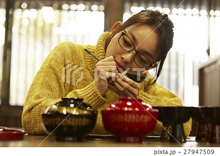 漆塗りを体験する女性 漆塗りを体験する女性 27947509