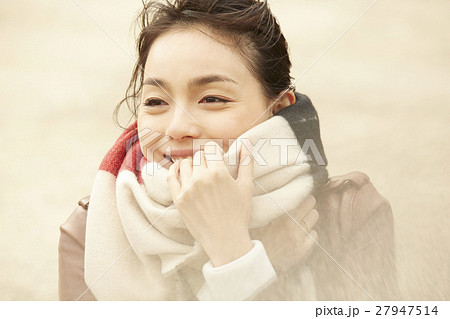 港町を歩く女性　ポートレート 27947514