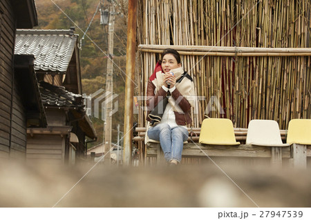 間垣の集落を見学する女性　ポートレート 27947539