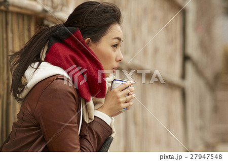 間垣の集落を見学する女性　ポートレート 27947548