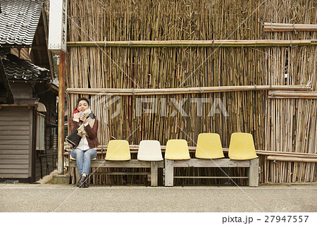 間垣の集落を見学する女性 ポートレート 間垣の集落を見学する女性 ポートレート 27947557