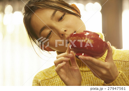 漆塗りを体験する女性 漆塗りを体験する女性 27947561