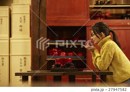 漆塗りを体験する女性 27947582