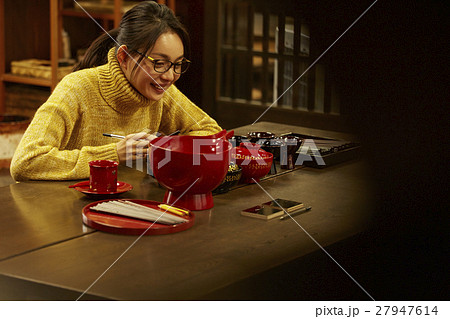 漆塗りを体験する女性 27947614