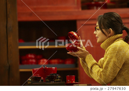 漆塗りを体験する女性 27947630