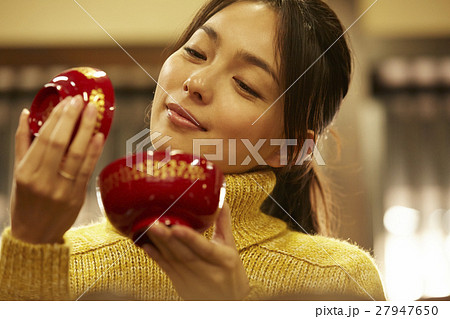 漆塗りを体験する女性 27947650