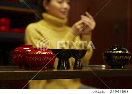 漆塗りを体験する女性 27947663