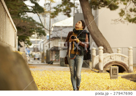 境内を散策する女性　一人旅 27947690