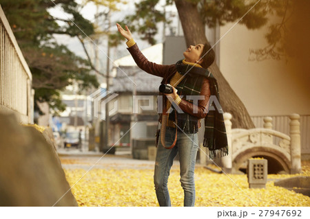 境内を散策する女性　一人旅 27947692