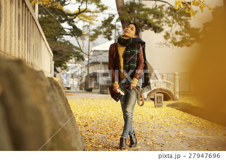 境内を散策する女性　一人旅 27947696