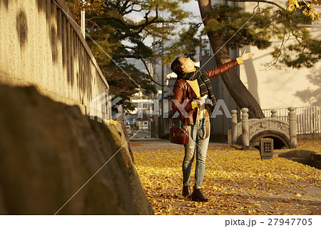 境内を散策する女性　一人旅 27947705