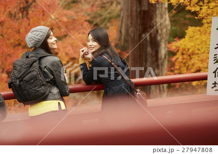 紅葉を楽しむ女性たち 紅葉を楽しむ女性たち 27947808