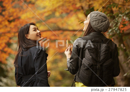 紅葉を楽しむ女性たち 27947825