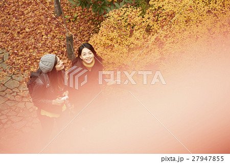 紅葉狩りをする外国人女性と日本人女性 27947855