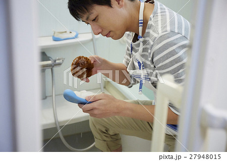 上履きを洗う主夫　イクメン 27948015