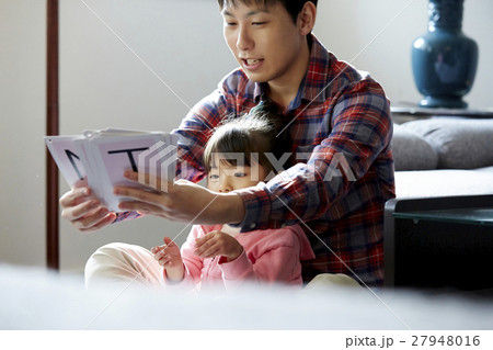 子供に勉強を教える父親　主夫イメージ 27948016