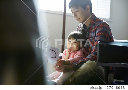 子供に勉強を教える父親 主夫イメージ 子供に勉強を教える父親 主夫イメージ 27948018