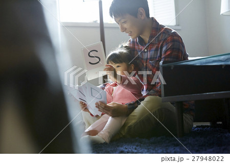 子供に勉強を教える父親　主夫イメージ 27948022