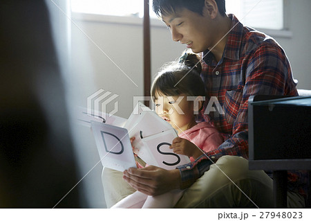 子供に勉強を教える父親 主夫イメージ 子供に勉強を教える父親 主夫イメージ 27948023