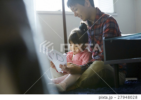 子供に勉強を教える父親　主夫イメージ 27948028