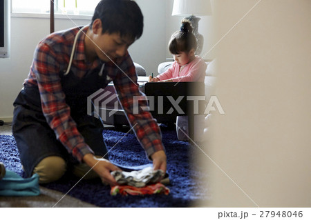家事をする主夫　育児 27948046