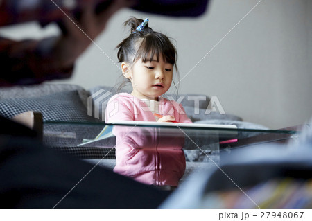育児 お絵描きをする女の子 育児 お絵描きをする女の子 27948067