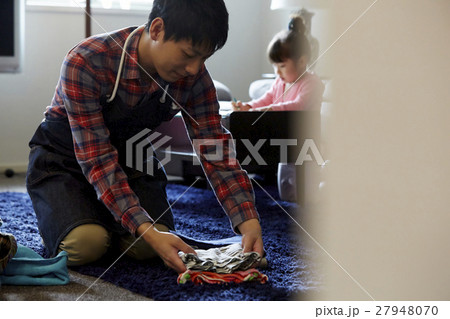 家事をする主夫　育児 27948070
