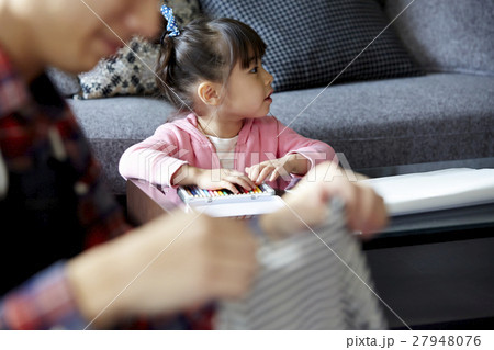 育児 お絵描きをする女の子 育児 お絵描きをする女の子 27948076