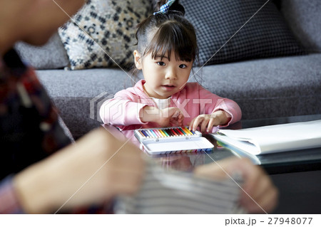 育児　お絵描きをする女の子 27948077