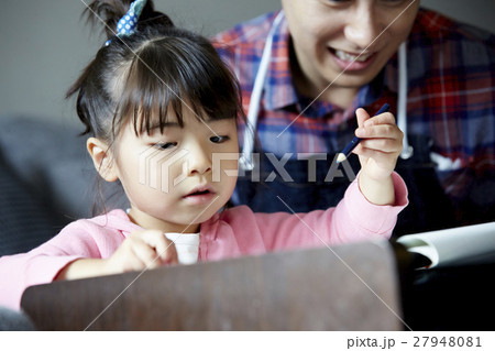 自宅で学習する子供 27948081