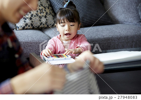 育児 お絵描きをする女の子 育児 お絵描きをする女の子 27948083
