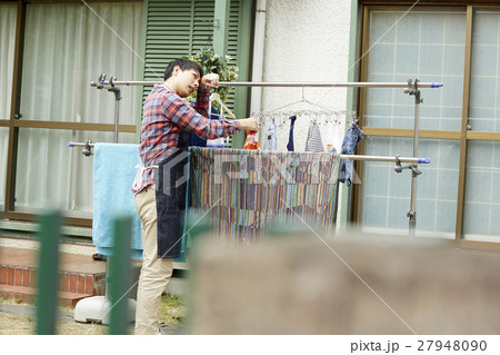 洗濯物を干す男性　主夫 27948090
