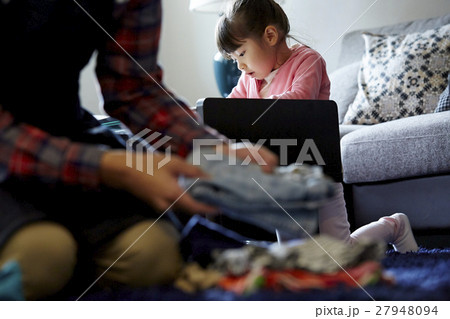 家事をする主夫 育児 家事をする主夫 育児 27948094