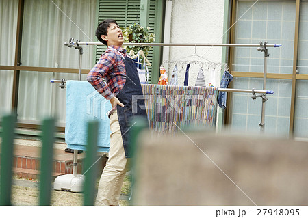 洗濯物を干す男性　主夫 27948095