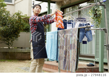 洗濯物を干す男性　主夫 27948116