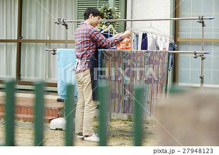洗濯物を干す男性 主夫 洗濯物を干す男性 主夫 27948123