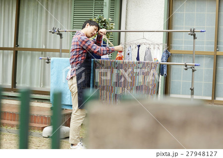 洗濯物を干す男性　主夫 27948127