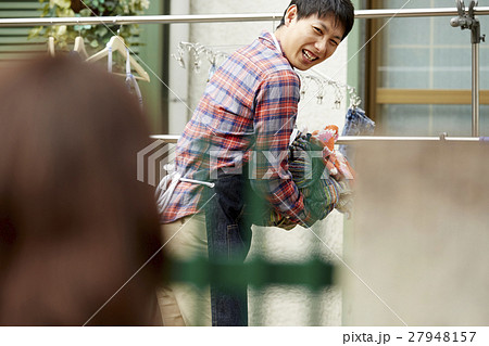 ご近所にあいさつをする主夫　家事 27948157