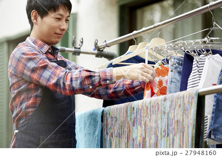 洗濯物を干す男性 主夫 洗濯物を干す男性 主夫 27948160