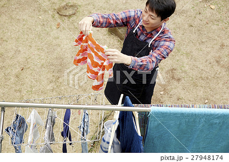 洗濯物を干す男性　主夫 27948174