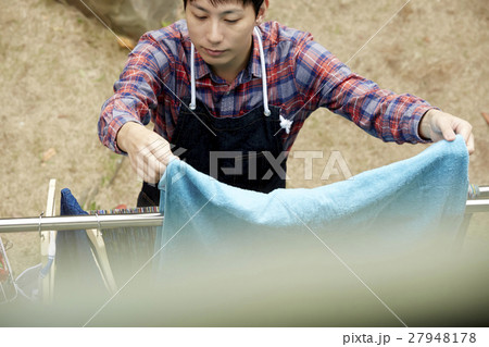 洗濯物を干す男性 主夫 洗濯物を干す男性 主夫 27948178