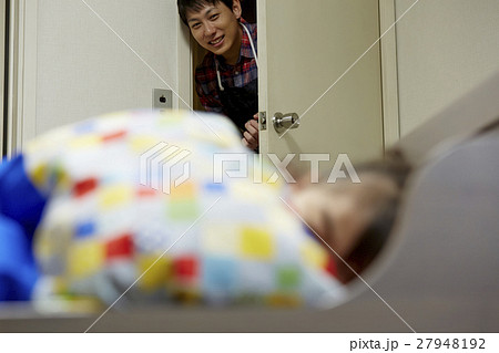 子供を見守る父親　主夫 27948192