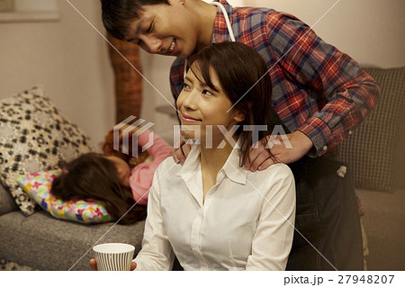 妻をねぎらう主夫 27948207