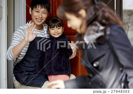 妻を見送る主夫と子供 妻を見送る主夫と子供 27948303