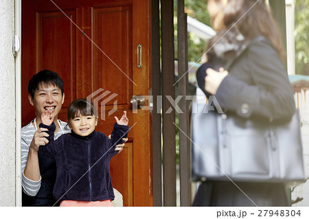 妻を見送る主夫と子供 27948304