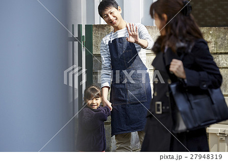 妻を見送る主夫と子供 妻を見送る主夫と子供 27948319